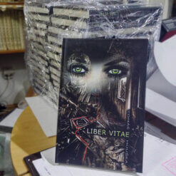 tistena kniha na stole