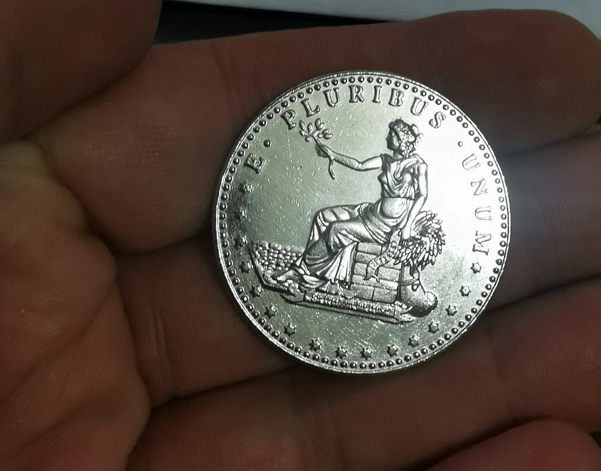 IMG 20251107 152747 edit 908982195606089 scaled Western Dollar – kovová replika historické mince Western Dollar – kovová replika historické mince - Obrázek 5